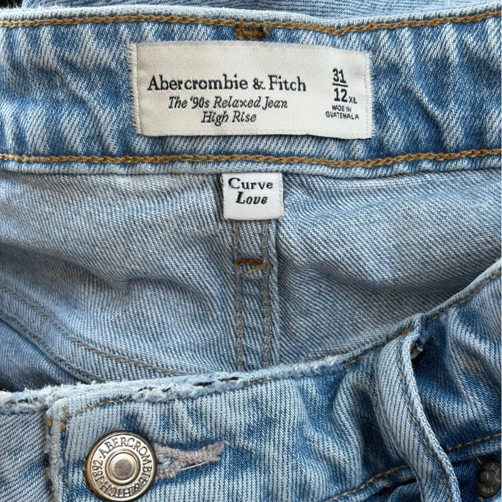 Abercrombie & Fitch Curve Love High Rise 90s Relaxed Jean - Picture 4 of 4